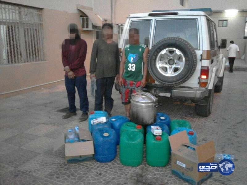 بالصور..مداهمة مصنع الخمور داخل سكن عمال آسيويون في تبوك