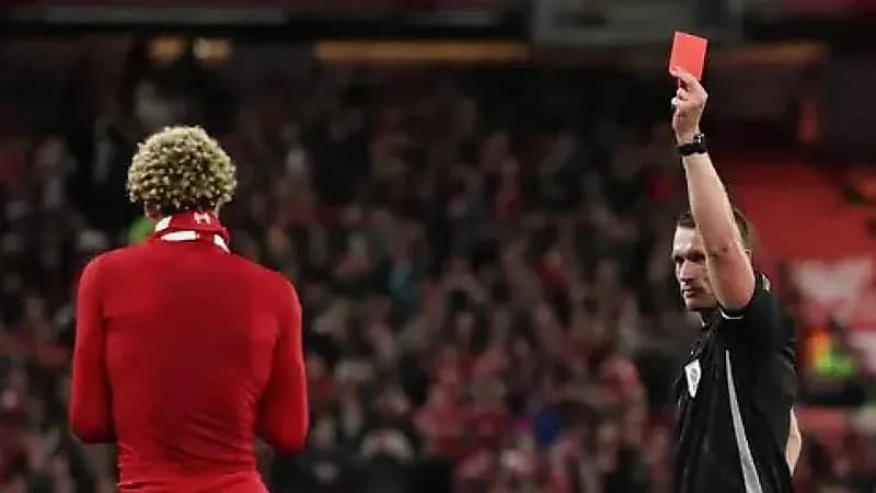 هوغو إكيتيكي يتلقى أغرب طرد خلال مسيرته.. فيديو