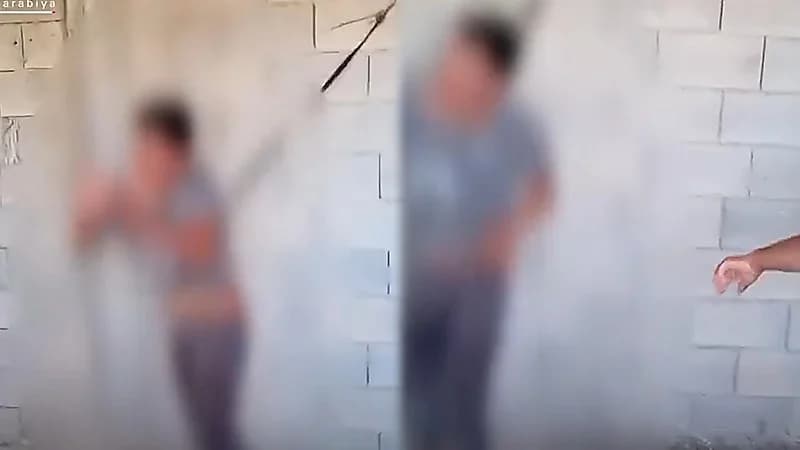 طفل من ذوي الهمم يُقيد ويَنهال أعمامُه عليه ضربا بعد اتهامه بالسرقة.. فيديو