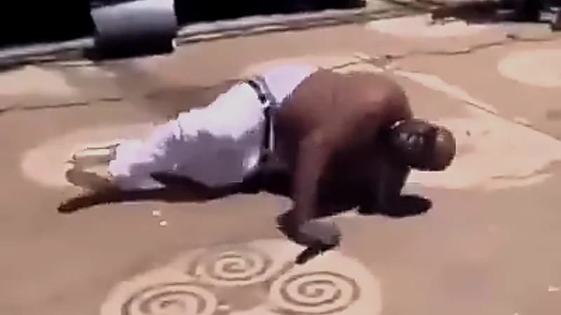 مغني راب يُحدث فوضى بعد أن خذلته ركبتاه على المنصة! .. فيديو