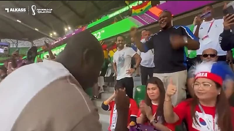 شاهد .. ردة فعل طريفة من مشجع غاني تجاه مشجعات كوريات بعد فوز منتخبه