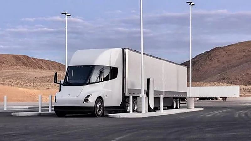 طرح أول شاحنة كهربائية من "تسلا" مطلع ديسمبر المقبل