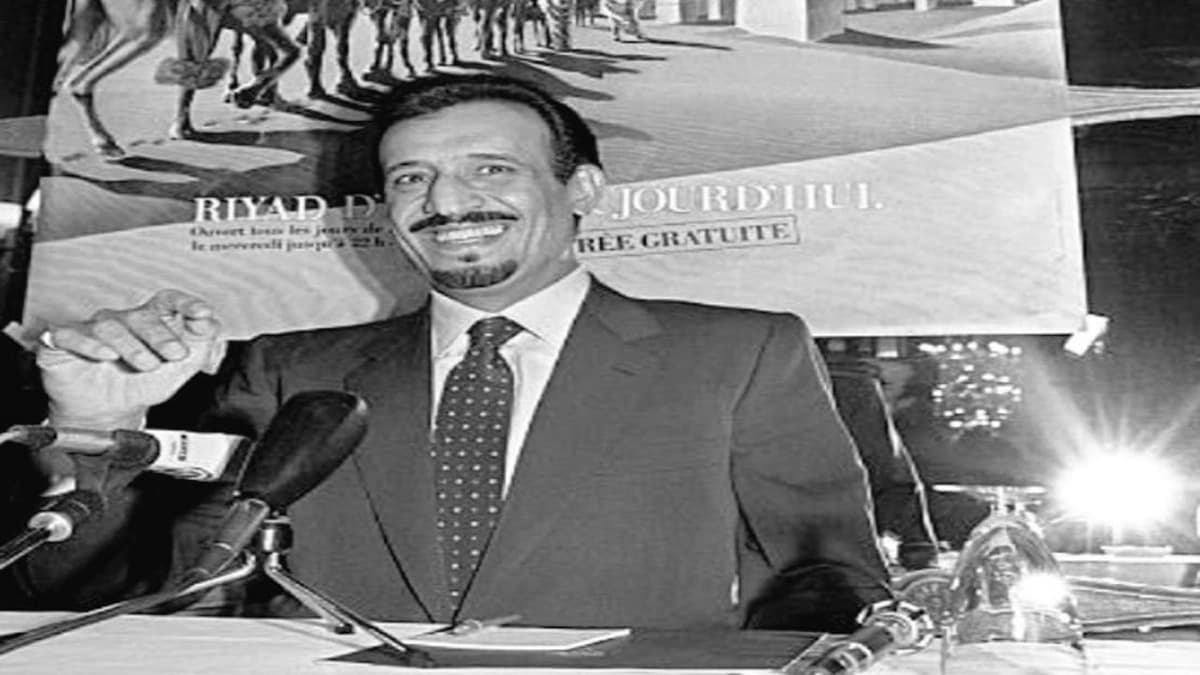 صورة نادرة للملك سلمان حفظه الله حينما كان أميرًا للرياض في معرض الرياض بباريس