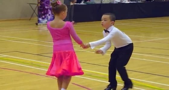 بالفيديو.. طفلان يشعلان حلبة رقص في برنامج مسابقات