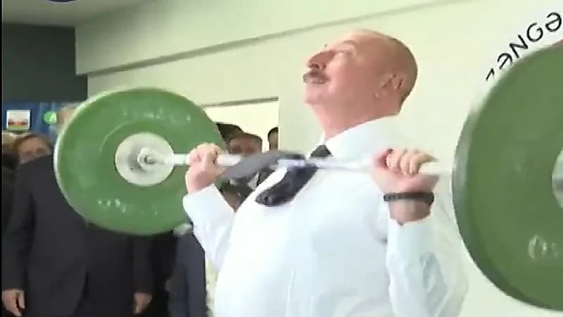 شاهد .. الرئيس الأذربيجاني يرفع الأثقال أمام أردوغان