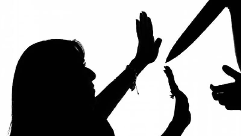 رجل يقتل زوجته ويذبح حماه أثناء الصلاة بسكين