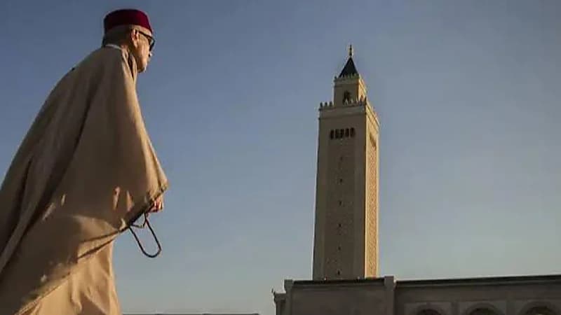 إمام تونسى يغلق المسجد في وجه المصلين ويمنع رفع الأذان