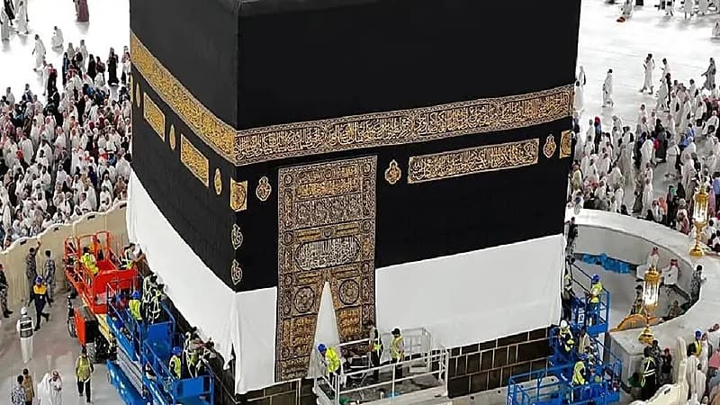 رفع كسوة الكعبة استعدادا لحج العام الحالي .. فيديو