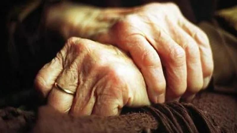 بلطجية يسحلون مسنة بدراجة نارية لسرقتها