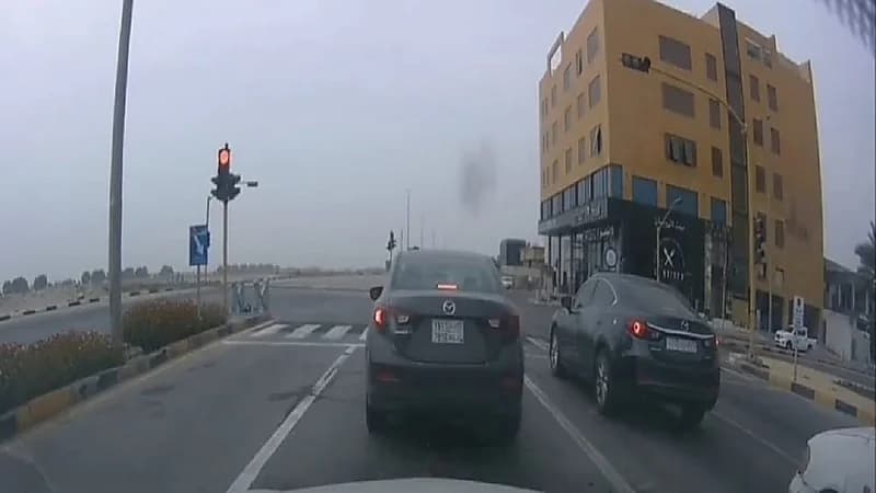 بالفيديو.. سيارتان تقطعان إشارة لا يعمل بها نظام ساهر