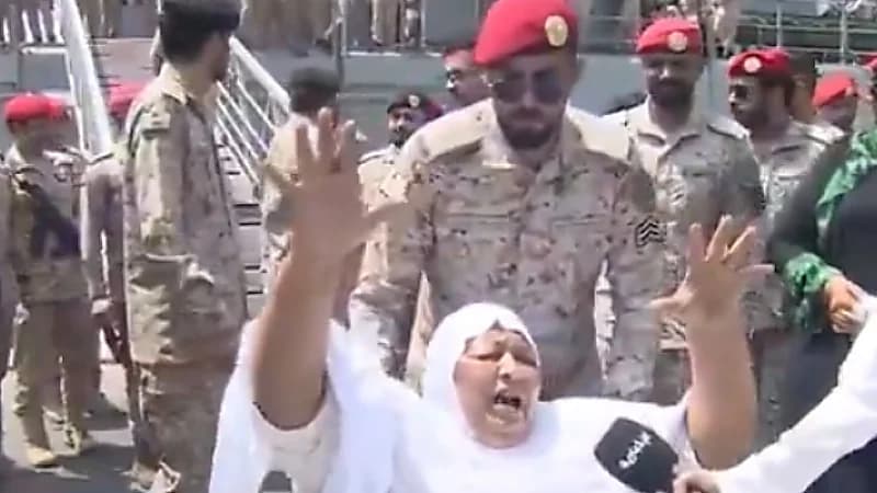 بالفيديو.. مسنة ترفع أكفها بالدعاء لقادة المملكة وشعبها عقب نزولها من سفينة الإجلاء