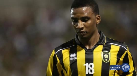 شاهد.. مفحط يصطدم بعدة سيارات متوقفة داخل أحد الأحياء بالرياض ويفر هاربا