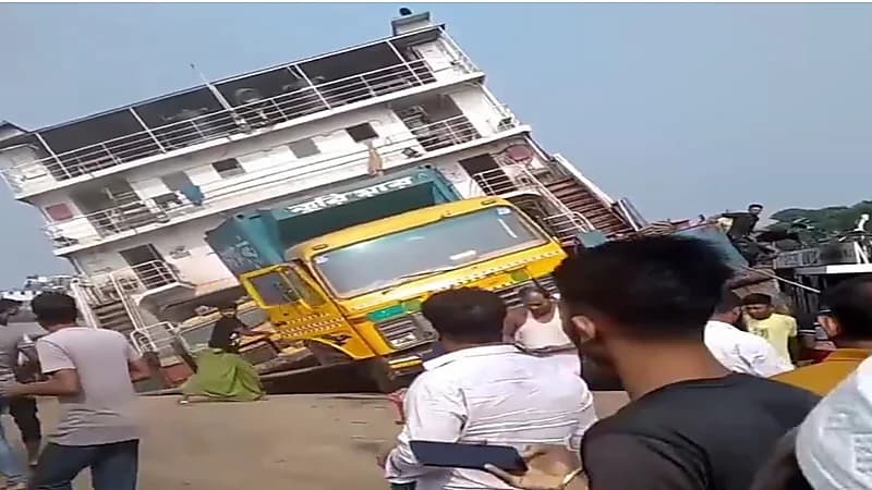 غرق عبّارة محملة بالمركبات الثقيلة في ميناء باتورياغات ببنغلاديش.. فيديو