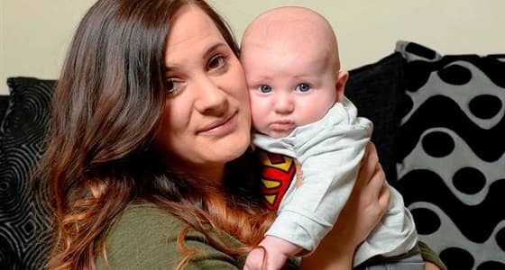 بالصور .. أم تتحدى التحذيرات الطبية وتنجب طفلا بعد طعنها في معدتها