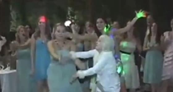 بالفيديو.. سقوط مروع لمسنة حاولت الإمساك بباقة قذفتها عروس