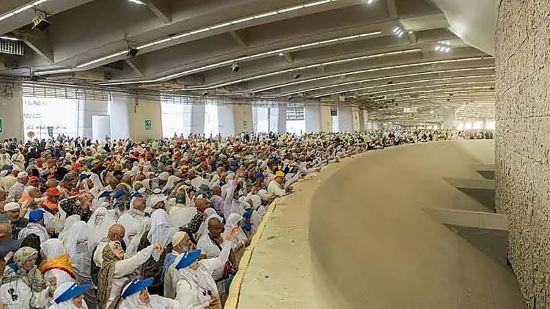 ضيوف الرحمن يرمون الجمرات الثلاث في أول أيام التشريق