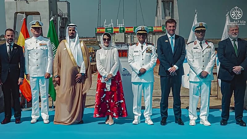 البحرية ترسي عارضة سفينة جلالة الملك المدينة 838 في إسبانيا .. صور
