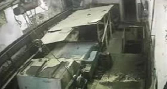 بالفيديو.. لحظة ابتلاع ماكينة فرم لعامل وتمزقه داخلها