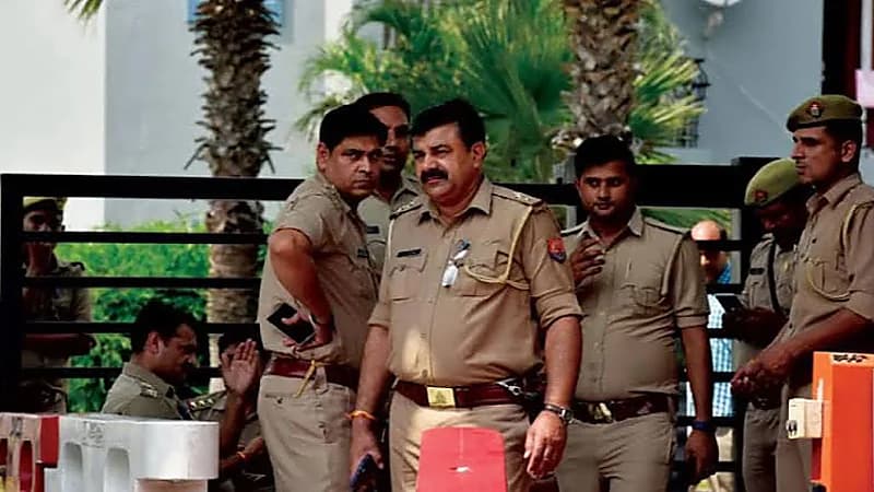 مدرس هندي يقتل طفليه بطريقة مروعة وينتحر