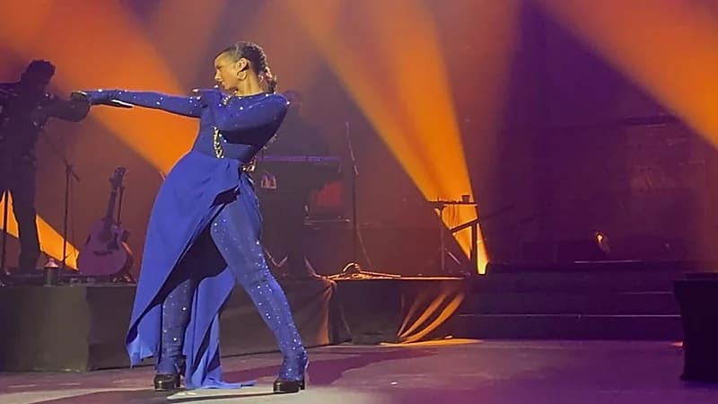 بالفيديو.. أليشيا كيز تحيي حفلها بالعلا على أنغام الفولكلور السعودي