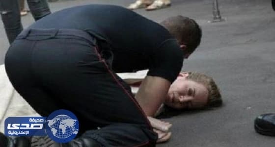 بالصور.. رجل يعتدي على وزيرة فرنسية ويطرحها أرضًا