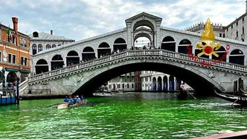 حل لغز تحول مياه البندقية الشهيرة للأخضر..فيديو