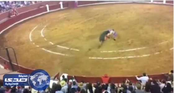 بالفيديو .. ثور هائج يغرز قرونه في بطن مُصارع