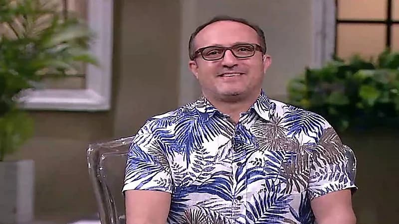 إعلامي مصري: إيه المشكلة إن ست تسلم على راجل باليد