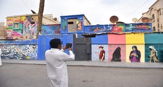 بالصور.. شارع العقير بالخبر يتحول إلى مزار سياحي