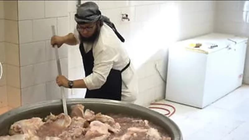 طاه يصنع الطعام لآلاف الحجاج في وجبة واحدة