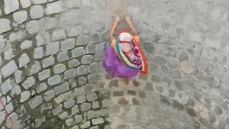 امرأة تخاطر بحياتها للحصول على الماء!