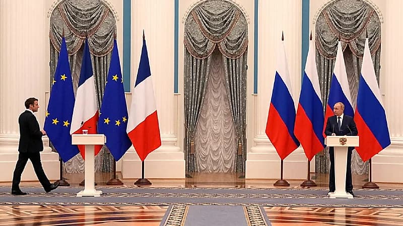 فيديو.. بوتين يهين ماكرون أمام العالم