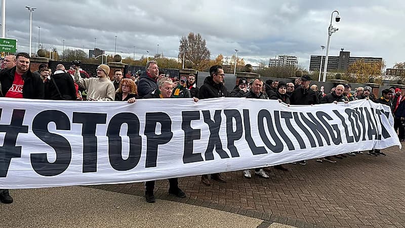 جماهير مانشستر يونايتد تحتج على زيادة أسعار التذاكر .. فيديو