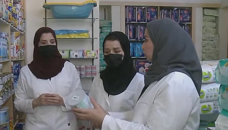 شاهد .. 4 شقيقات سعوديات يدخلن التجارة من الصيدلة بدعم والدتهن