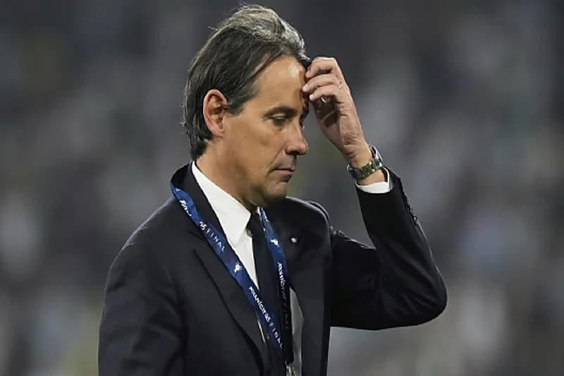 إنزاغي بالشماغ والعقال على غلاف صحيفة "لا غازيتا "بعد تأكد انتقاله إلى الهلال .. صورة