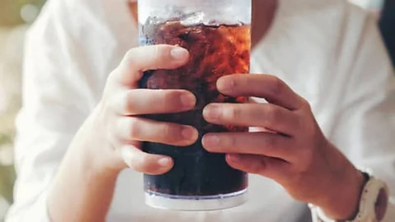 "الخضيري" يحذر من خطورة المشروبات الغازية