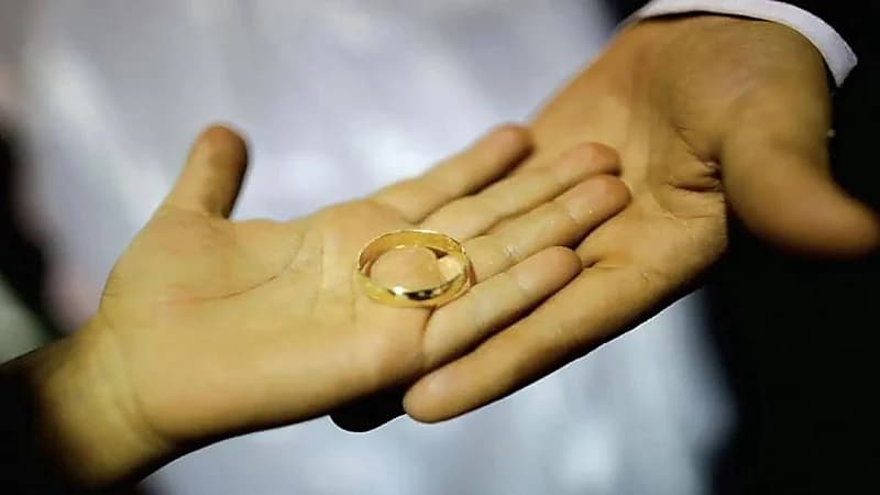 شاعر شهير بالقويعية ينفصل عن زوجته بعد علمه بأنها أخته من الرضاعة.. فيديو