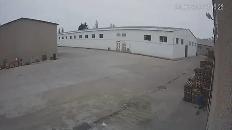 بالفيديو.. لحظة مهولة لصاروخ روسي يقصف مستودع في أوكرانيا