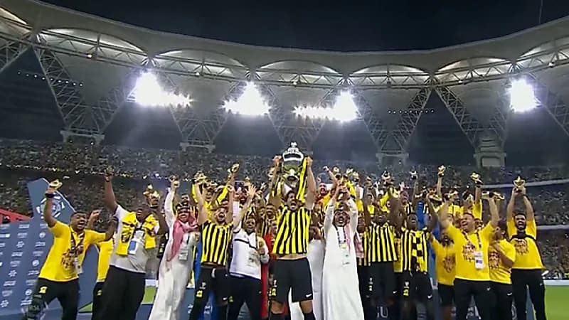 وزير الرياضة يتوج الاتحاد بلقب دوري روشن .. فيديو