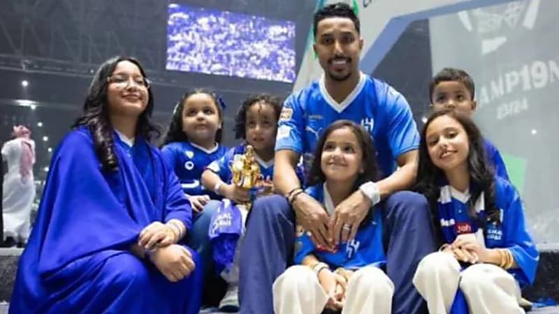 زوجة سالم الدوسري توضح من هم أولادها في صورة