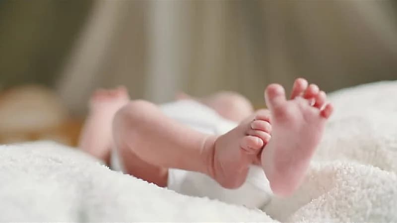 امرأة تترك ابنتها الرضيعة جائعة حتى الموت