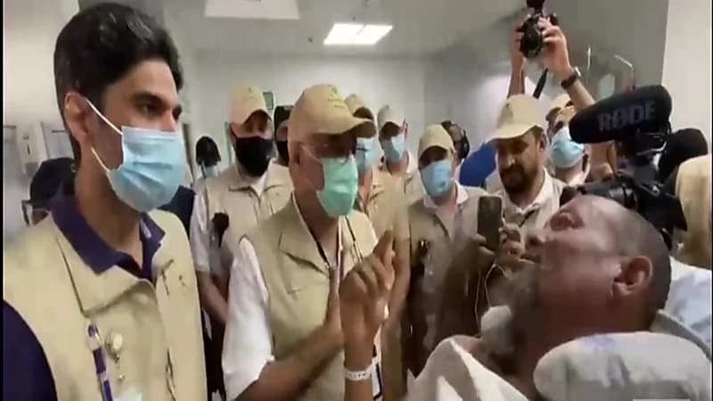 أحد الحجاج المنومين بعد نقله إلى مكة : الله غرس فيكم الإنسانية الحقيقية (فيديو)