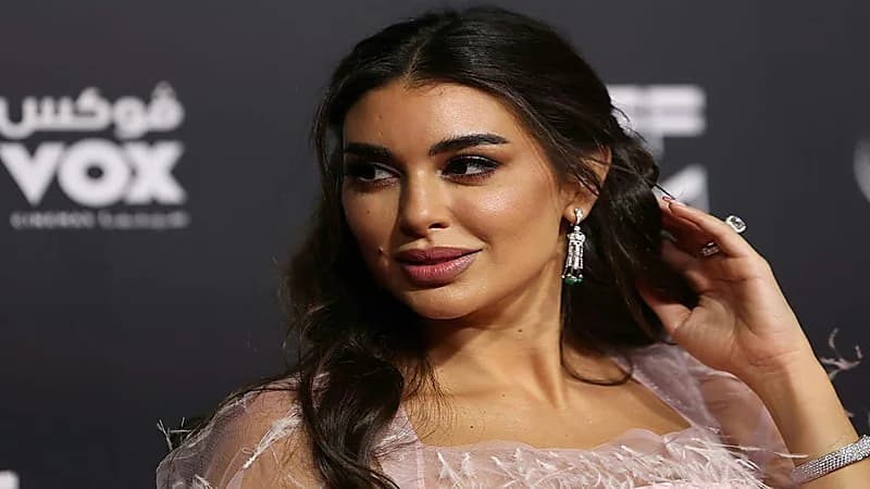 بالصور.. ياسمين صبري تظهر بإطلالة جريئة في رحلة بحرية