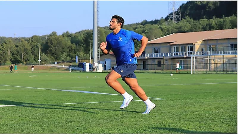 أحمد حجازي يمازح زميله حسن العلي خلال مأدبة عشاء: إيه ده اللي إنت لابسه؟.. فيديو