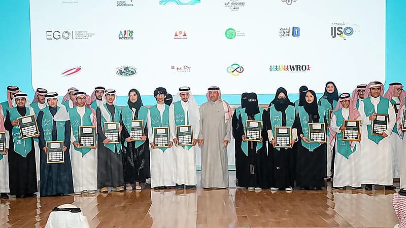 "وزير التعليم" يكرّم الطلاب والطالبات الفائزين بجوائز دولية للعام 1443/1444 هـ