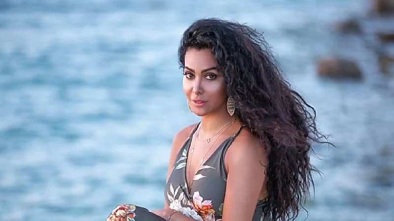 ميرهان حسين : صوري على الشاطئ جبتلي عرسان