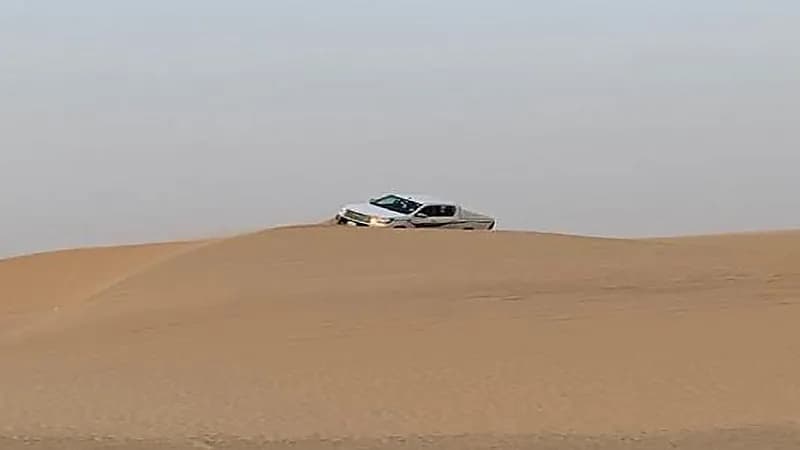 إنقاذ مركبة عالقة في منطقة رملية بالخبر.. فيديو