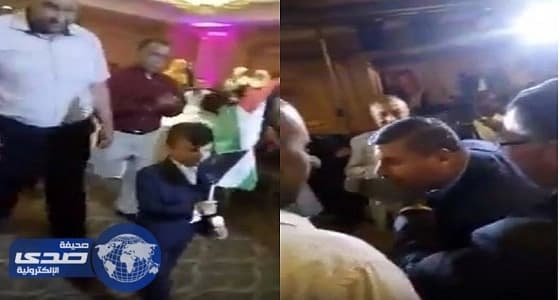 ⁠⁠⁠⁠⁠بالفيديو.. رئيس لجنة فلسطين النيابية يقبل قدم طفل