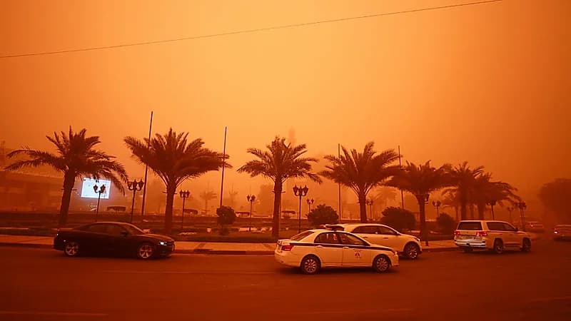 عاصفة رملية تحول بغداد للون البرتقالي