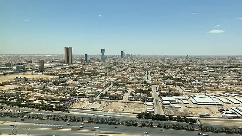 السفير الياباني يلتقط صورة لـ "الرياض" من مركز الملك عبدالله المالي